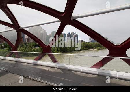 Die Peace Bridge in Calgary, Kanada. Die Brücke, entworfen vom Architekten Santiago Calatrava, überquert den Bow River. Stockfoto