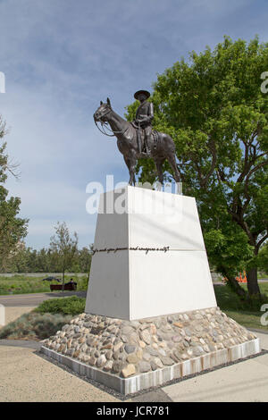 Mountie-Statue am Fort Calgary in Calgary, Kanada. Das Denkmal erinnert an die North West Mounted Police. Stockfoto