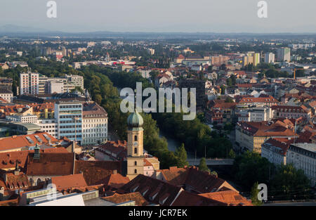 Graz, Österreich - 15. Juni 2017: Der Mur fließt durch das Zentrum von Graz Stockfoto