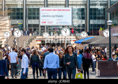 London, UK - 10. Mai 2017 - Reuters Plaza in Canary Wharf vollgepackt mit Business-Männer und Frauen während des Mittagessens zu brechen, an einem sonnigen Tag Stockfoto