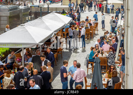 London, UK - 10. Mai 2017 - voller Leute trinken an einem sonnigen Tag eine outdoor-Bar in Canary Wharf Stockfoto