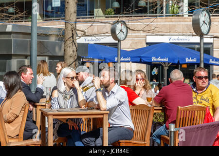 London, UK - 10. Mai 2017 - Reuters Plaza in Canary Wharf, vollgepackt mit Menschen an einem sonnigen Tag trinken Stockfoto
