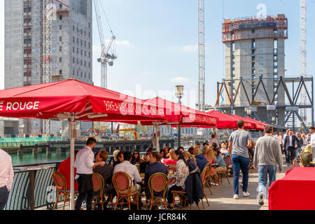 London, UK - 10. Mai 2017 - Dockside Restaurant in Canary Wharf voll mit Menschen, die Essen an einem sonnigen Tag Stockfoto