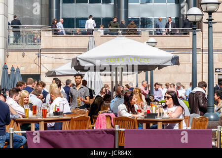 London, UK - 10. Mai 2017 - voller Leute trinken an einem sonnigen Tag eine outdoor-Bar in Canary Wharf Stockfoto