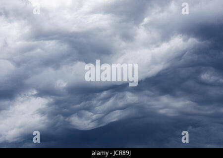 Dunkle Gewitterwolken vor Regen Stockfoto