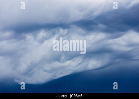 Dunkle Gewitterwolken vor Regen Stockfoto