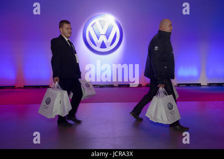 Wreschen, Polen, Mitarbeiter vor der VW-Logo die Eröffnung der Fabrik von VW Nutzfahrzeuge Stockfoto