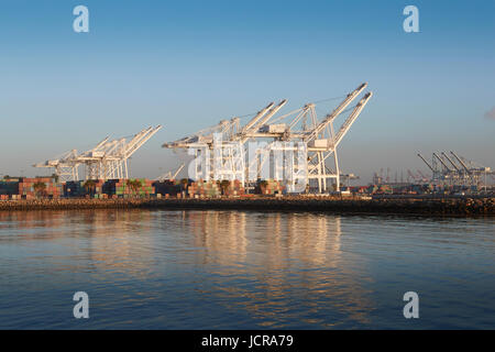 Erhöhten Gantry-Krane und gestapelten Containern In der Containerterminal von Long Beach, Los Angeles, Kalifornien. Stockfoto