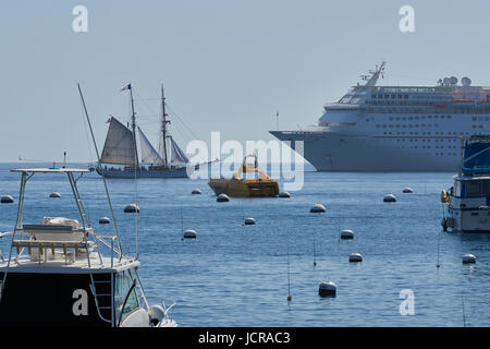 Square manipuliert Großsegler unter Segel, übergibt das Kreuzfahrtschiff, Carnival Inspiration im Hafen von Avalon, Catalina Island, Kalifornien. Stockfoto