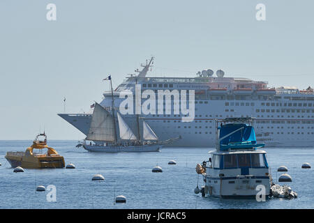 Square manipuliert Großsegler unter Segel, übergibt das Kreuzfahrtschiff, Carnival Inspiration im Hafen von Avalon, Catalina Island, Kalifornien. Stockfoto