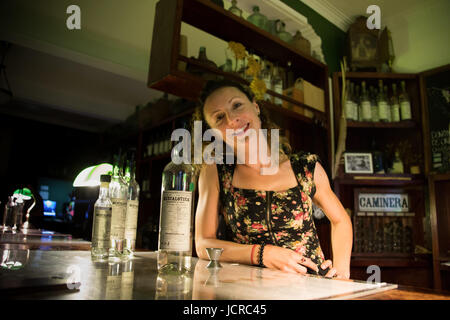 Mezcaloteca, Mezcal Verkostung Bar in Oaxaca, Mexiko Stockfoto