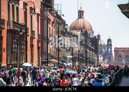 Belebten Fußgängerzone Arterie vom Zocalo, Mexiko-Stadt, Mexiko Stockfoto