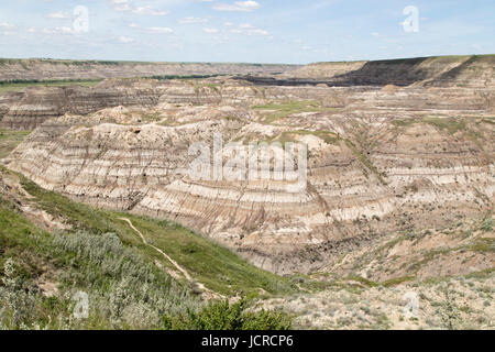 Ausgesetzt, geschichteten Felsen in den Badlands von Alberta, in der Nähe von Drumheller, Kanada. Stockfoto