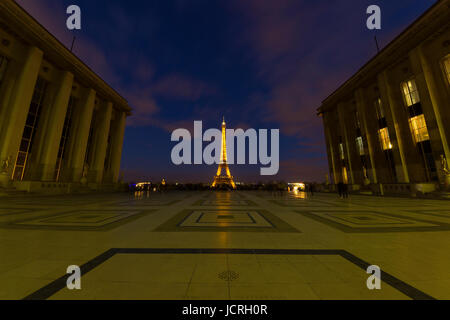 PARIS - FEBRUAR 2014; Blick auf den Eiffelturm Trocadero. Stockfoto