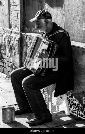 Porträt eines älteren Buschers, der Akkordeon spielt, Stoke Newington, London, England, Großbritannien. Stockfoto