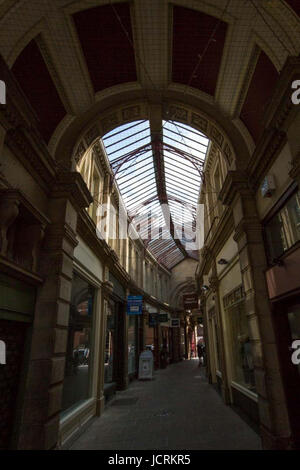 Derby, England, 14. Juni 2001.  Allgemeine Ansichten entlang The Strand Arcade, Sadler Straße, in der kulturellen Viertel Derby Stadtzentrum Stockfoto