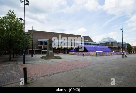 Derby, England, 14. Juni 2001.  Allgemeine Ansichten über den Marktplatz, die Assembly Rooms in der kulturellen Viertel Derby Stadtzentrum Stockfoto