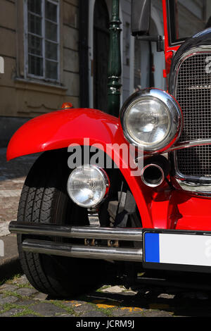 Nahaufnahme des schönen glänzenden roten Oldtimer auf der Straße in der Stadt Stockfoto