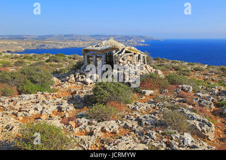 Küstenlandschaft Vegetation, blaues Meer, Blick nach Süden vom Res il-Qammieh, Marfa Halbinsel, Republik Malta Stockfoto