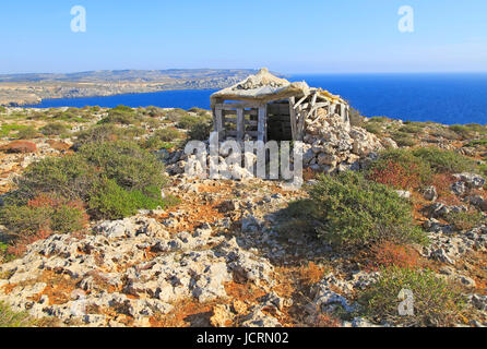 Küstenlandschaft Vegetation, blaues Meer, Blick nach Süden vom Res il-Qammieh, Marfa Halbinsel, Republik Malta Stockfoto