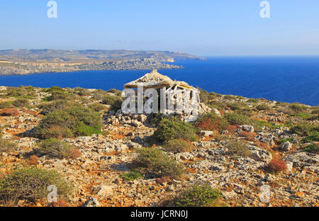 Küstenlandschaft Vegetation, blaues Meer, Blick nach Süden vom Res il-Qammieh, Marfa Halbinsel, Republik Malta Stockfoto