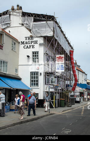 Die berühmten Elster Fish Cafe in Whitby, North Yorkshire, UK. Teilweise zerstört durch einen Brand im Frühjahr 2017. Stockfoto