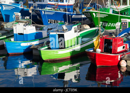 Bunte Fischerboote vertäut im Hafen von Puerto Del Carmen, Lanzarote, Kanarische Inseln. Stockfoto