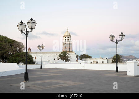 Auf der Dachterrasse Blick in die Stadt Teguise auf Lanzarote, Kanarische Inseln. Stockfoto