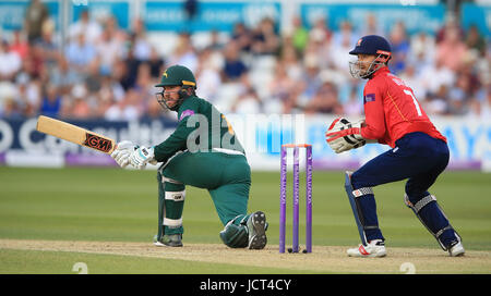 Die Nottinghamshire Brendan Taylor (links) und Essex James Foster beim Royal London einen Tag Cup Semi Finale im County Cricket Ground, Chelmsford. Stockfoto