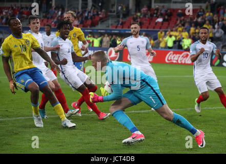 Englands Jordan Pickford erspart eine Follow-up Schuss Schwedens Carlos Strandberg (links), nachdem er eine Strafe von Schwedens Linus Wahlqvist (wieder verdeckt) während der UEFA U21-Europameisterschaft, Gruppe A Match in der Kolporter Arena Kielce gespeichert. Stockfoto