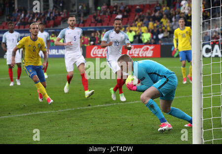 Englands Jordan Pickford erspart eine Follow-up Schuss Schwedens Carlos Strandberg (nicht abgebildet), nachdem er eine Strafe von Schwedens Linus Wahlqvist während der UEFA U21-Europameisterschaft, Gruppe A Match in der Kolporter Arena Kielce gespeichert. Stockfoto