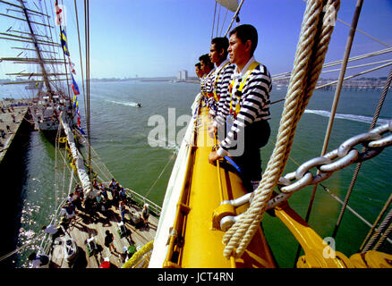 Mexikanische Matrosen, die Teilnahme an dem Festival des Meeres, wenn 1.000 Segelschiffe in Portsmouth Naval Dockyard versammelt. Sie sind in der Takelage hoch. Stockfoto