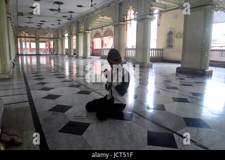 Kolkata, Indien. 16. Juni 2017. Muslimische Indianerjunge bieten Freitagsgebet in einer Moschee während des Fastenmonats Ramadan. Muslime auf der ganzen Welt beobachtet Fasten von Sonnenaufgang bis Sonnenuntergang während des Ramadan, der heiligste Monat im islamischen Kalender. Bildnachweis: Saikat Paul/Pacific Press/Alamy Live-Nachrichten Stockfoto