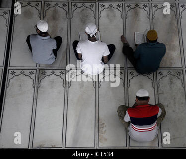 Kolkata, Indien. 16. Juni 2017. Indische muslimische Männer lesen Quran Moschee anlässlich des Fastenmonats Ramadan. Muslime auf der ganzen Welt beobachtet Fasten von Sonnenaufgang bis Sonnenuntergang während des Ramadan, der heiligste Monat im islamischen Kalender. Bildnachweis: Saikat Paul/Pacific Press/Alamy Live-Nachrichten Stockfoto