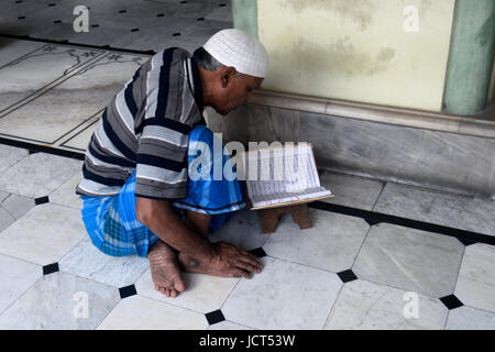 Kolkata, Indien. 16. Juni 2017. Alte indische muslimische Männer lesen Koran in einer Moschee anlässlich des Fastenmonats Ramadan. Muslime auf der ganzen Welt beobachtet Fasten von Sonnenaufgang bis Sonnenuntergang während des Ramadan, der heiligste Monat im islamischen Kalender. Bildnachweis: Saikat Paul/Pacific Press/Alamy Live-Nachrichten Stockfoto