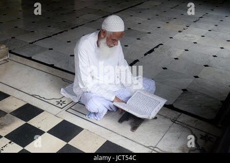 Kolkata, Indien. 16. Juni 2017. Alte indische muslimische Männer lesen Koran in einer Moschee anlässlich des Fastenmonats Ramadan. Muslime auf der ganzen Welt beobachtet Fasten von Sonnenaufgang bis Sonnenuntergang während des Ramadan, der heiligste Monat im islamischen Kalender. Bildnachweis: Saikat Paul/Pacific Press/Alamy Live-Nachrichten Stockfoto