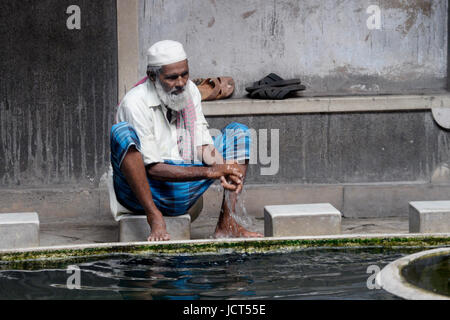 Kolkata, Indien. 16. Juni 2017. Indische muslimische Männer saubere Hände und Füße in einer Moschee vor dem Freitagsgebet. Muslime auf der ganzen Welt beobachtet Fasten von Sonnenaufgang bis Sonnenuntergang während des Ramadan, der heiligste Monat im islamischen Kalender. Bildnachweis: Saikat Paul/Pacific Press/Alamy Live-Nachrichten Stockfoto