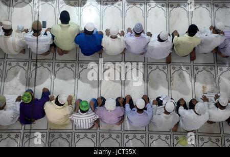 Kolkata, Indien. 16. Juni 2017. Indische muslimische Männer bieten Freitagsgebet in einer Moschee während des Fastenmonats Ramadan. Muslime auf der ganzen Welt beobachtet Fasten von Sonnenaufgang bis Sonnenuntergang während des Ramadan, der heiligste Monat im islamischen Kalender. Bildnachweis: Saikat Paul/Pacific Press/Alamy Live-Nachrichten Stockfoto