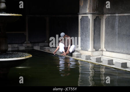 Kolkata, Indien. 16. Juni 2017. Indische muslimische Männer saubere Hände und Füße in einer Moschee vor dem Freitagsgebet. Muslime auf der ganzen Welt beobachtet Fasten von Sonnenaufgang bis Sonnenuntergang während des Ramadan, der heiligste Monat im islamischen Kalender. Bildnachweis: Saikat Paul/Pacific Press/Alamy Live-Nachrichten Stockfoto