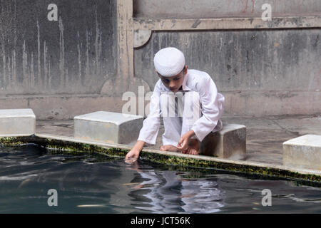 Kolkata, Indien. 16. Juni 2017. Indischen muslimischen jungen sauberen Händen und Füßen in einer Moschee vor dem Freitagsgebet. Muslime auf der ganzen Welt beobachtet Fasten von Sonnenaufgang bis Sonnenuntergang während des Ramadan, der heiligste Monat im islamischen Kalender. Bildnachweis: Saikat Paul/Pacific Press/Alamy Live-Nachrichten Stockfoto