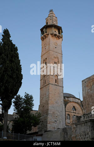 Das Minarett der Moschee von Omar ibn Khattab, das 1193 vom Ayyubiden Sultan Al-Afdal ibn Salah ad-DIN zum Gedenken an das Gebet des Kalifen Omar errichtet wurde, der sich neben der Grabeskirche im christlichen Viertel der Altstadt von Jerusalem Israel befindet Stockfoto