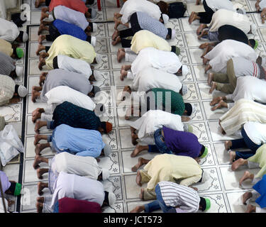 Kolkata, Indien. 16. Juni 2017. Indische muslimische Männer bieten Freitagsgebet in einer Moschee während des Fastenmonats Ramadan. Muslime auf der ganzen Welt beobachtet Fasten von Sonnenaufgang bis Sonnenuntergang während des Ramadan, der heiligste Monat im islamischen Kalender. Bildnachweis: Saikat Paul/Pacific Press/Alamy Live-Nachrichten Stockfoto