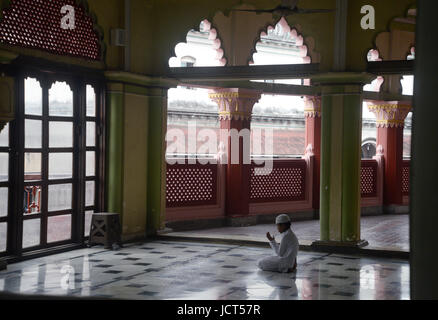 Kolkata, Indien. 16. Juni 2017. Muslimische Indianerjunge bieten Freitagsgebet in einer Moschee während des Fastenmonats Ramadan. Muslime auf der ganzen Welt beobachtet Fasten von Sonnenaufgang bis Sonnenuntergang während des Ramadan, der heiligste Monat im islamischen Kalender. Bildnachweis: Saikat Paul/Pacific Press/Alamy Live-Nachrichten Stockfoto