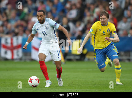 Englands Nathan Redmond (links) und Schwedens Simon Tibbling Kampf um den Ball während der UEFA-U21-Europameisterschaft, Gruppe ein Match in der Kolporter Arena Kielce. Stockfoto