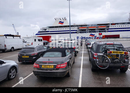 Fahrzeuge Warteschlangen warten darauf, Brittany Ferries Cap Finisterre an Bord der Fähre im Hafen von Bilbao in Spanien. Stockfoto