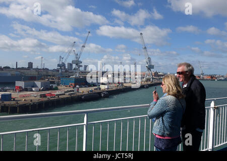 Lächelnde paar an Bord Brittany Ferries Cap Finisterre Fähre, wie es in Portsmouth Docks Uk kommt Stockfoto