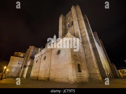 Nachtaufnahme des berühmten Avila Kathedrale, Castilla y Leon, Spanien. Stockfoto