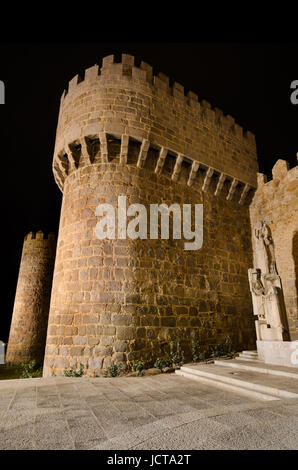 Nachtaufnahme des berühmten Avila Stadt Wände in Castilla y León, Spanien. Stockfoto