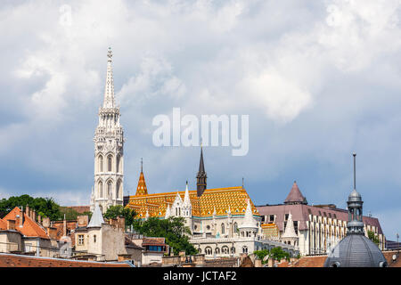 Matthias Barockkirche (Matyas Kirche) mit Turm und bunten Dach Schloss Stadtteil Buda, Budapest, Hauptstadt von Ungarn, Mitteleuropa Stockfoto