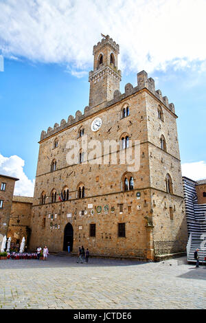 Siena, Italien - 4. Mai 2017: Volterra zentralen Stadtplatz, mittelalterlichen Palast Palazzo Dei Priori Wahrzeichen, Pisa Zustand, Toskana, Europa Stockfoto